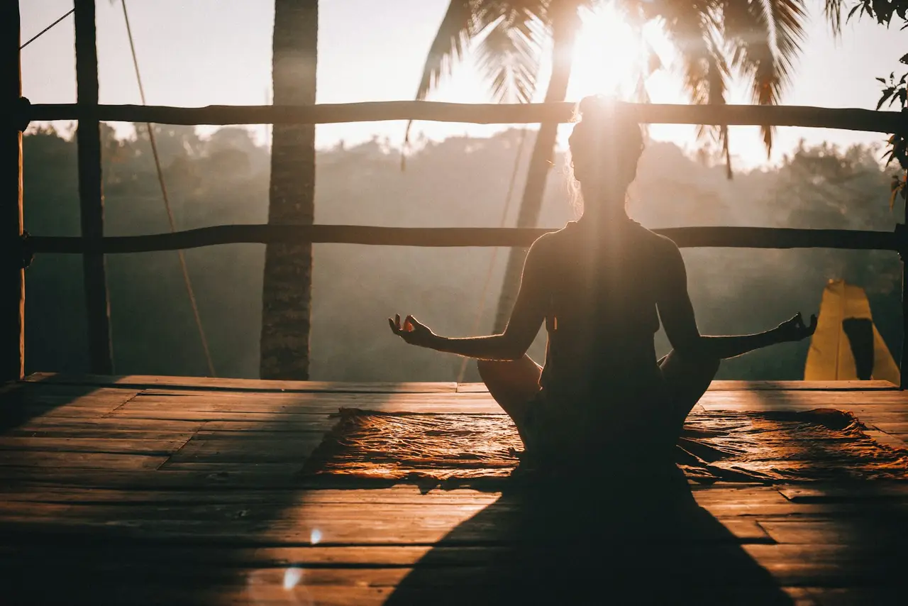 Yoga des hormones thyroïdiennes : soutenir l’équilibre de la thyroïde en douceur — ressourcement