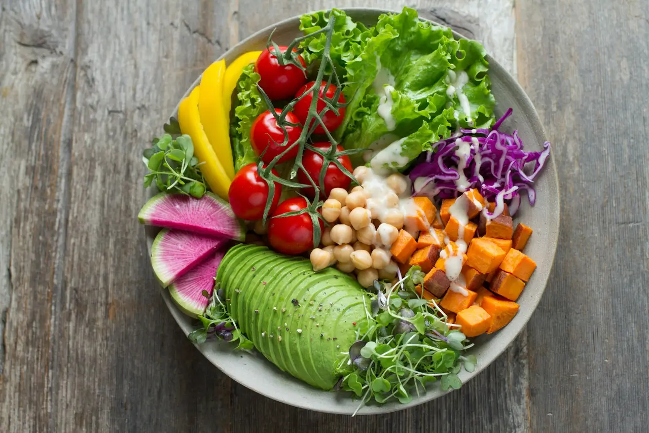 Des aliments sains disposés sur une table en bois.