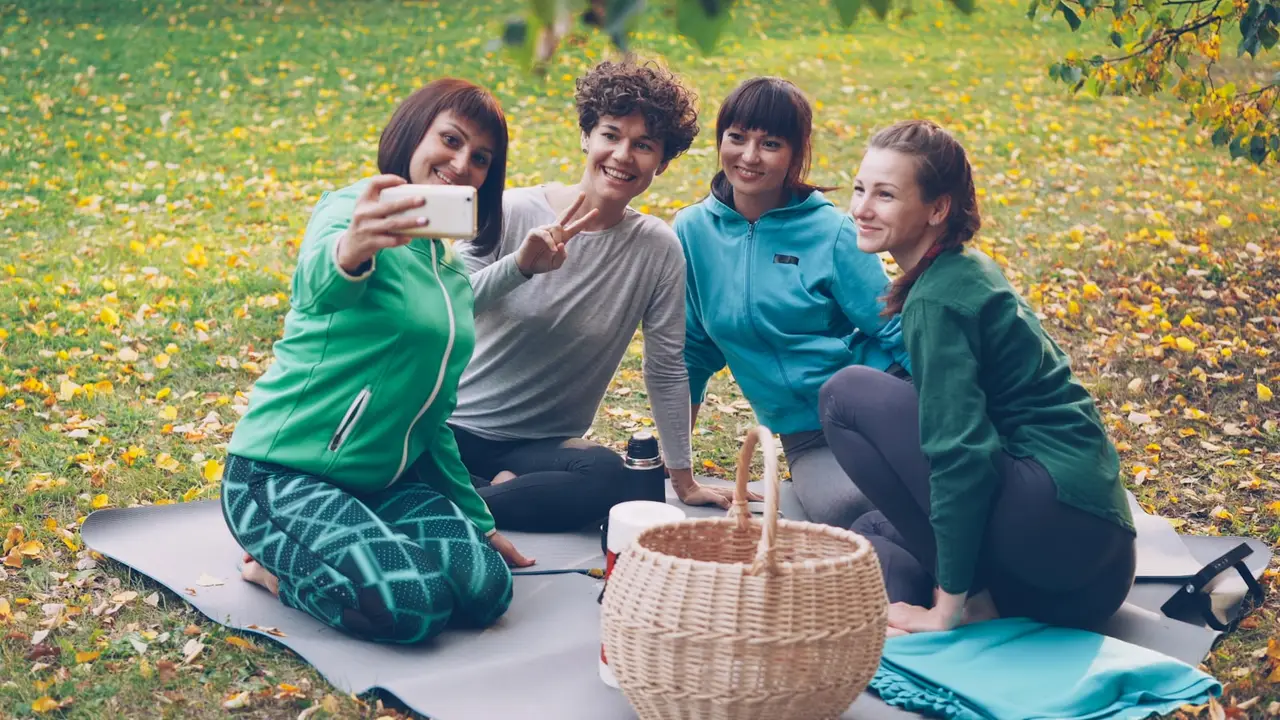 Groupe de personnes pratiquant le yoga du rire en plein air