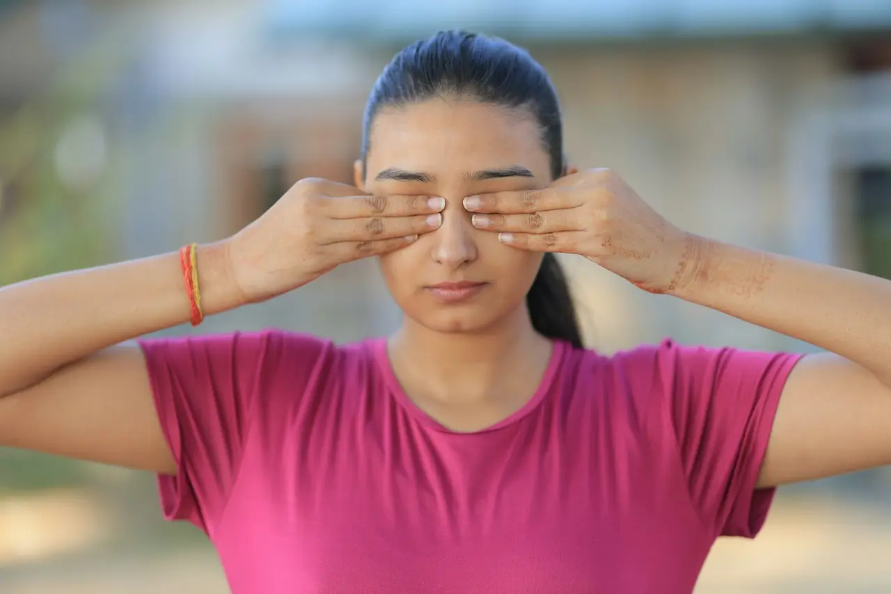Personne pratiquant le yoga du visage dans un environnement calme