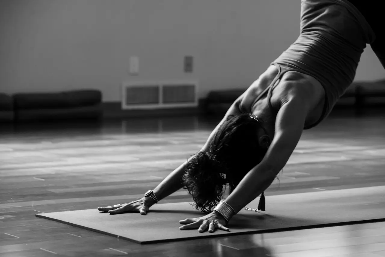 Un professeur de yoga montrant une posture précise