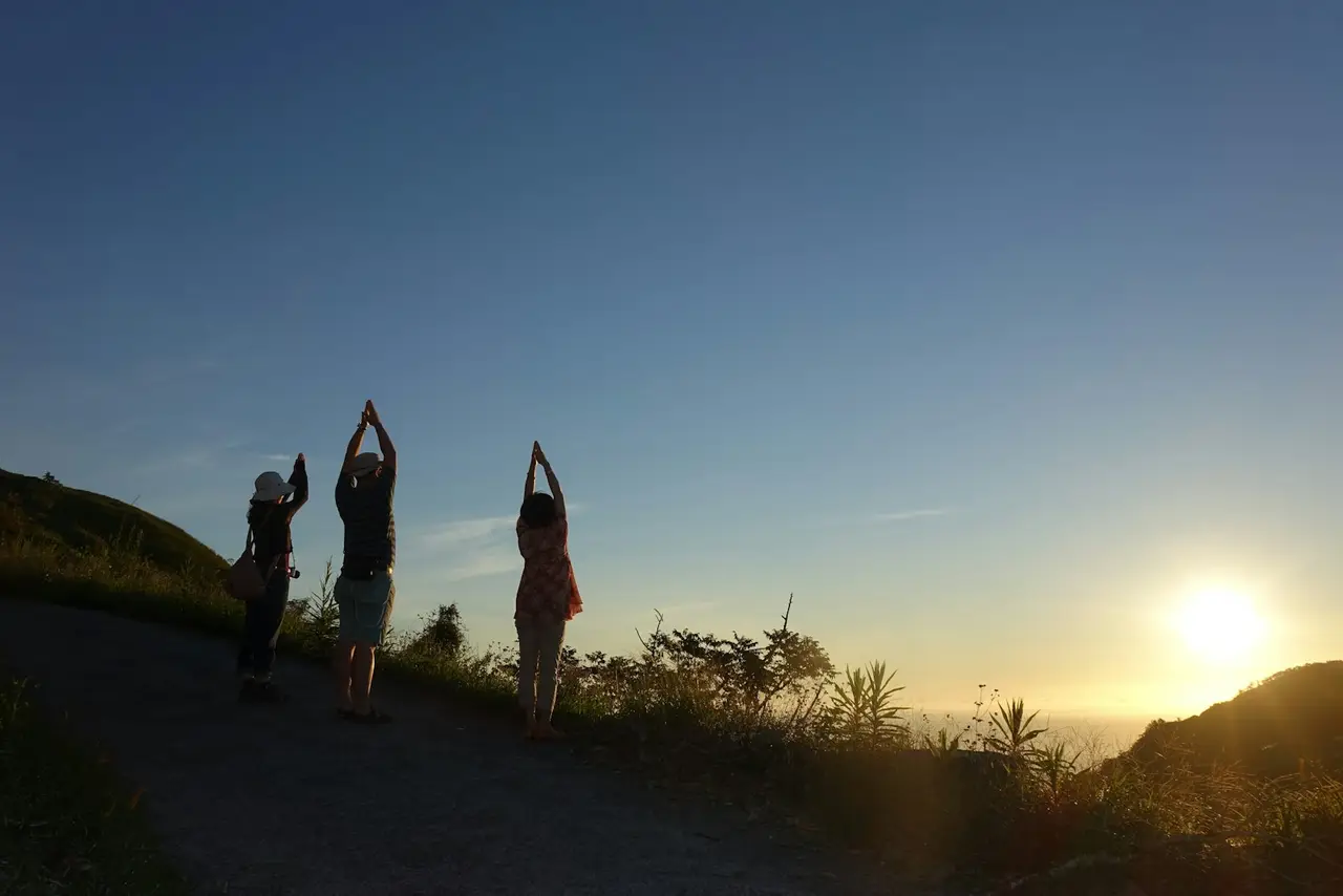 Pratique de yoga en plein air au lever du soleil
