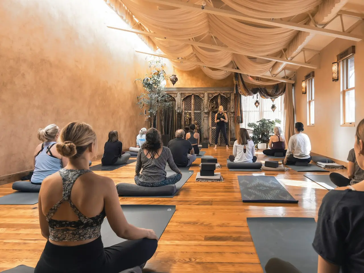 Studio de yoga lumineux avec des tapis au sol