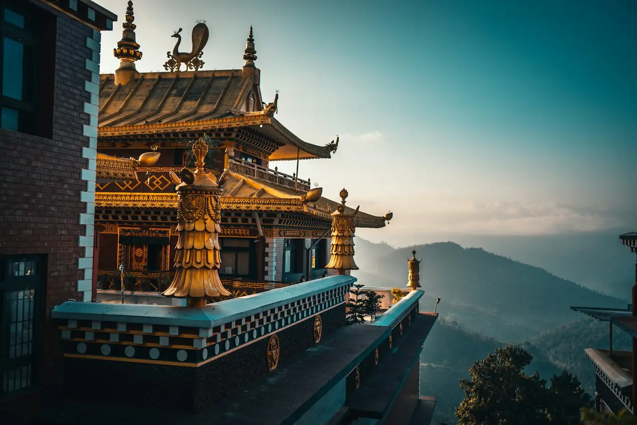Temple ancien tibétain entouré de montagnes