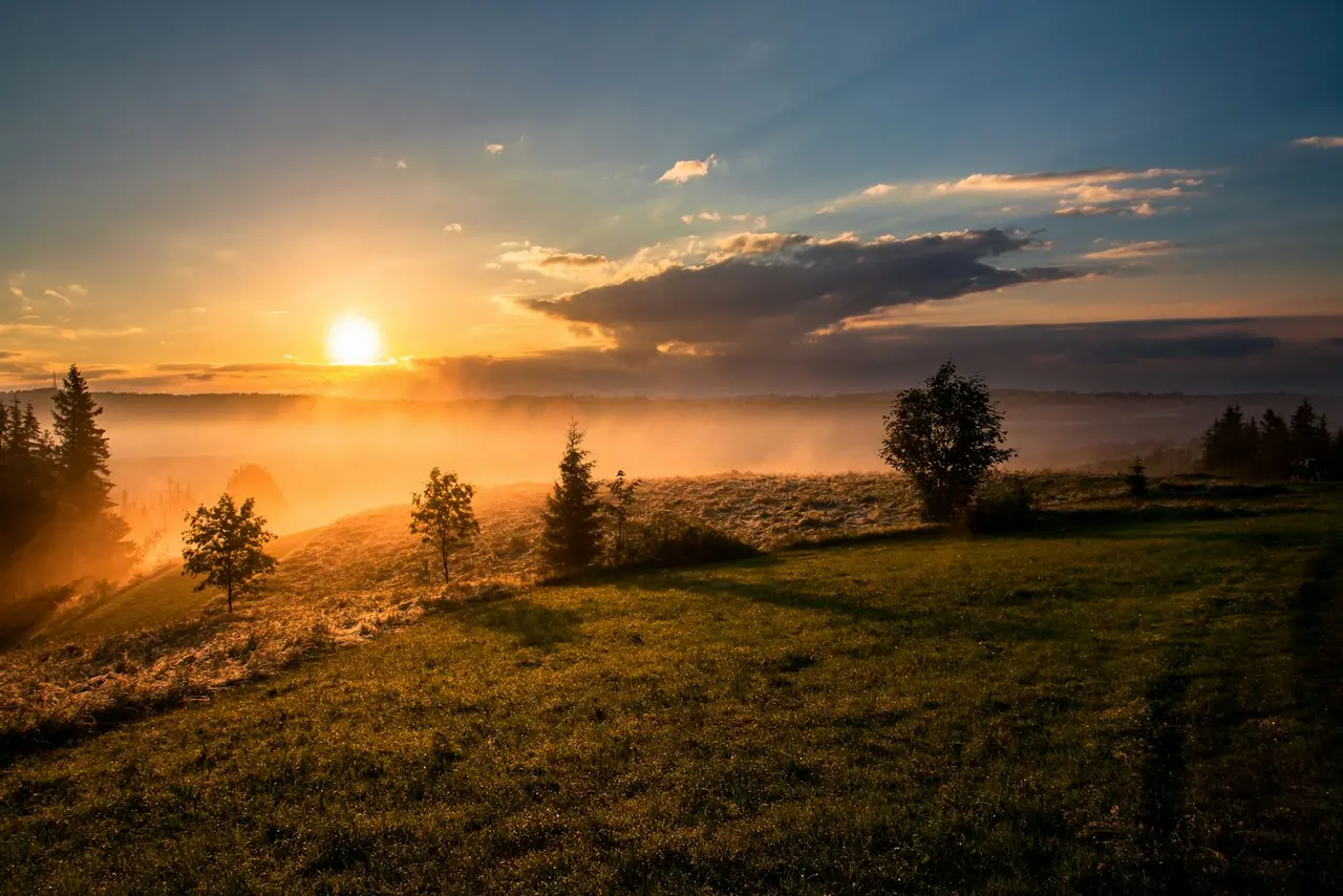 Paysage méditatif au lever du soleil