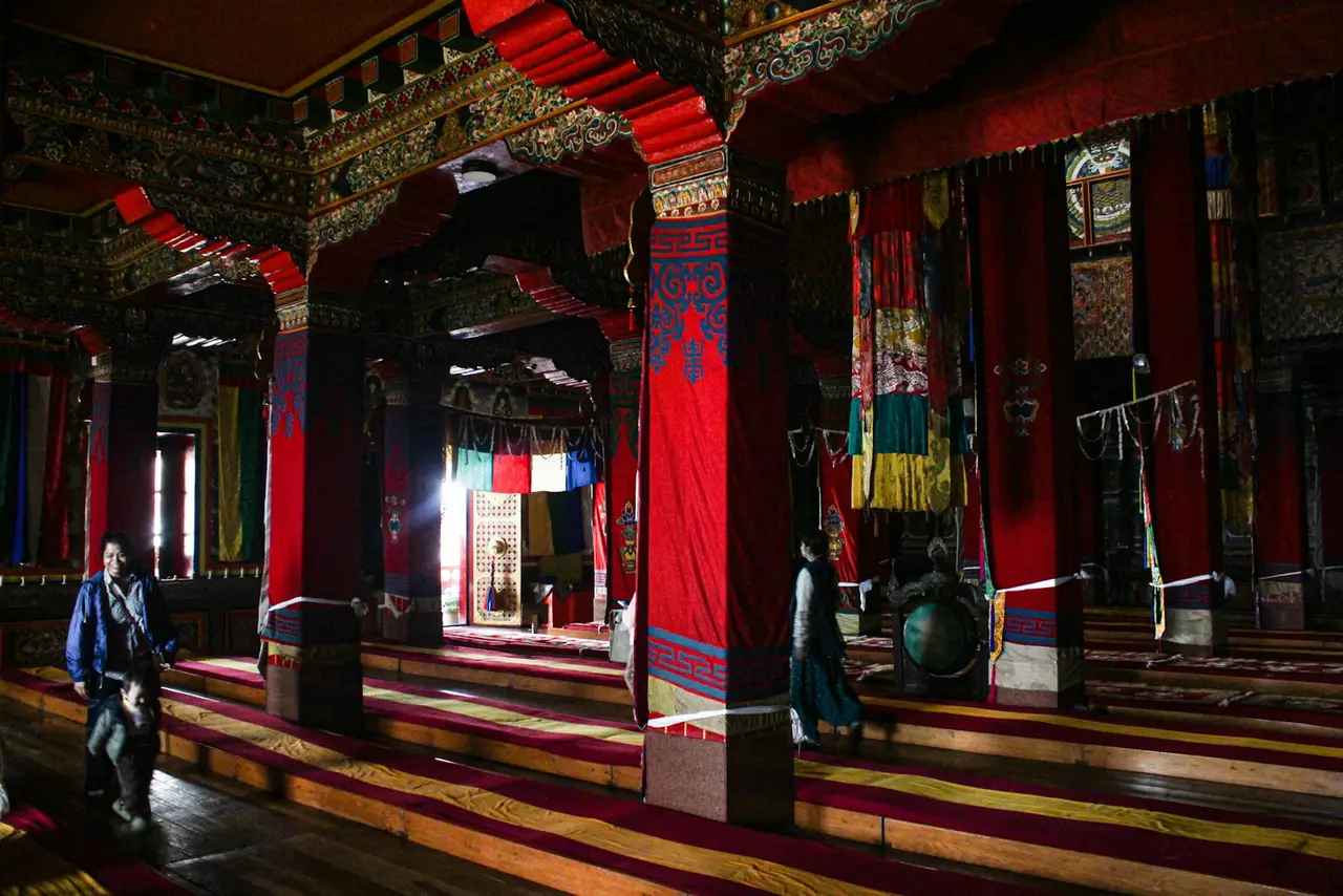 Intérieur d'un temple tibétain avec des éléments traditionnels.