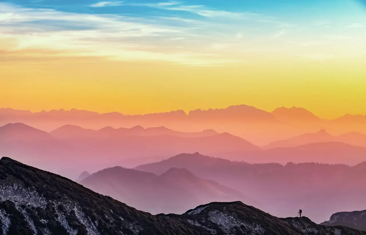 Paysage de montagne au lever du soleil, symbolisant la paix intérieure.